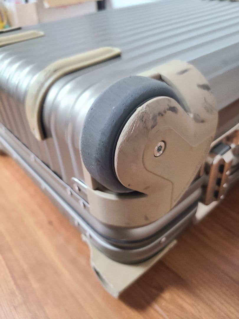 リモワ トパーズ プレミアム 35L 機内持ち込み 2輪 チタニウム アルミ