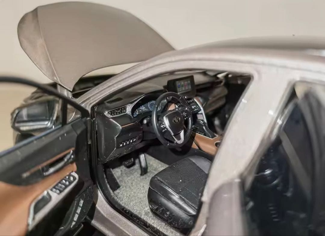 トヨタ ハリアー 1/18スケールモデルミニカー