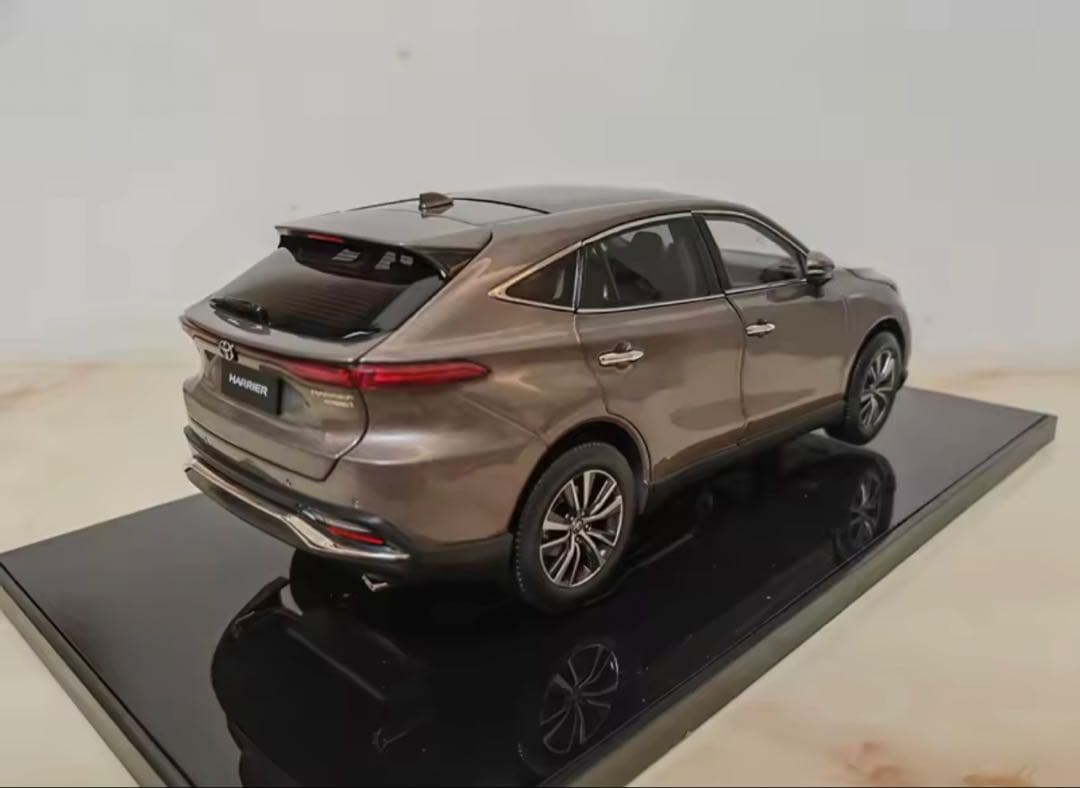 トヨタ ハリアー 1/18スケールモデルミニカー