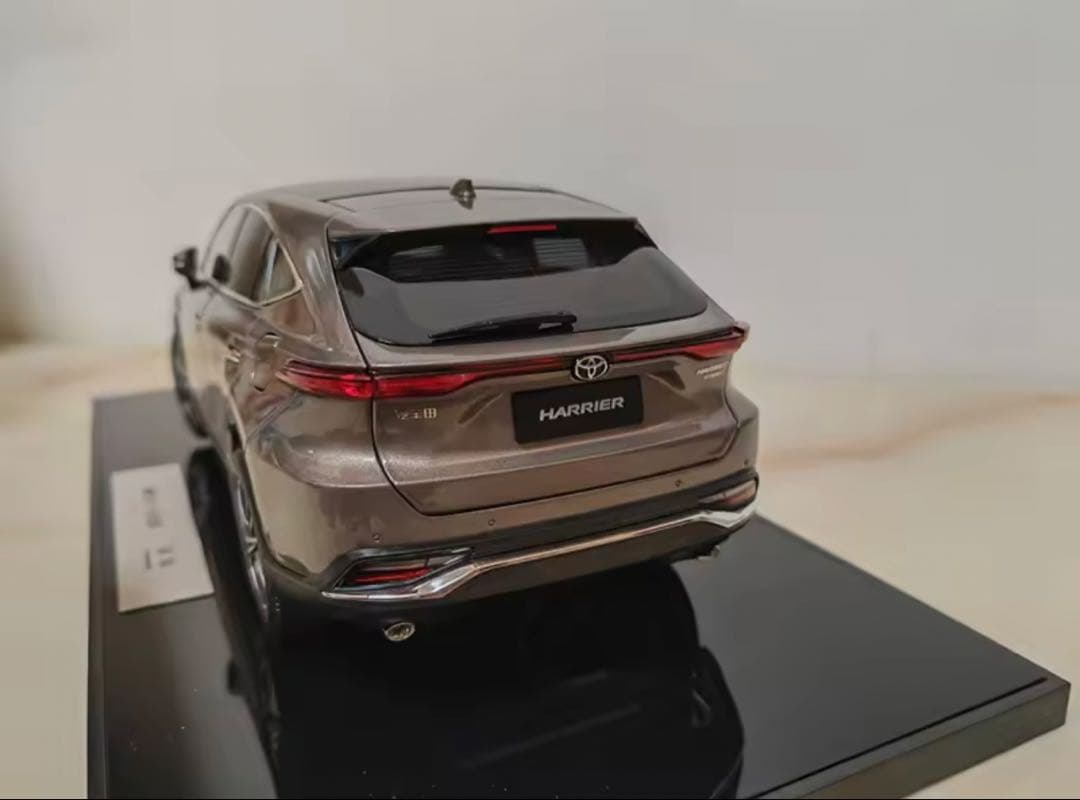 トヨタ ハリアー 1/18スケールモデルミニカー