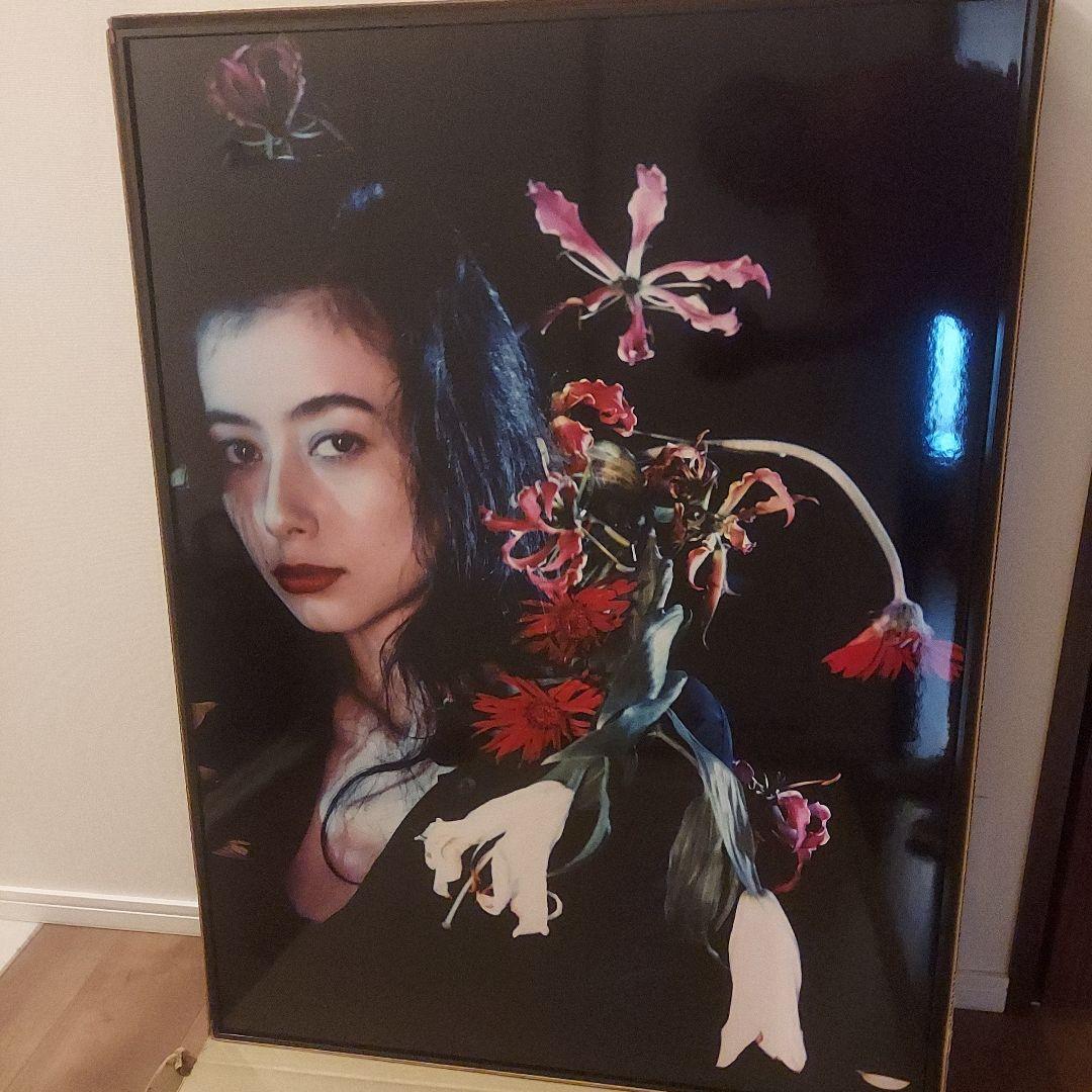 荒木経惟　撮影、モデル　桐島かれんの写真パネル