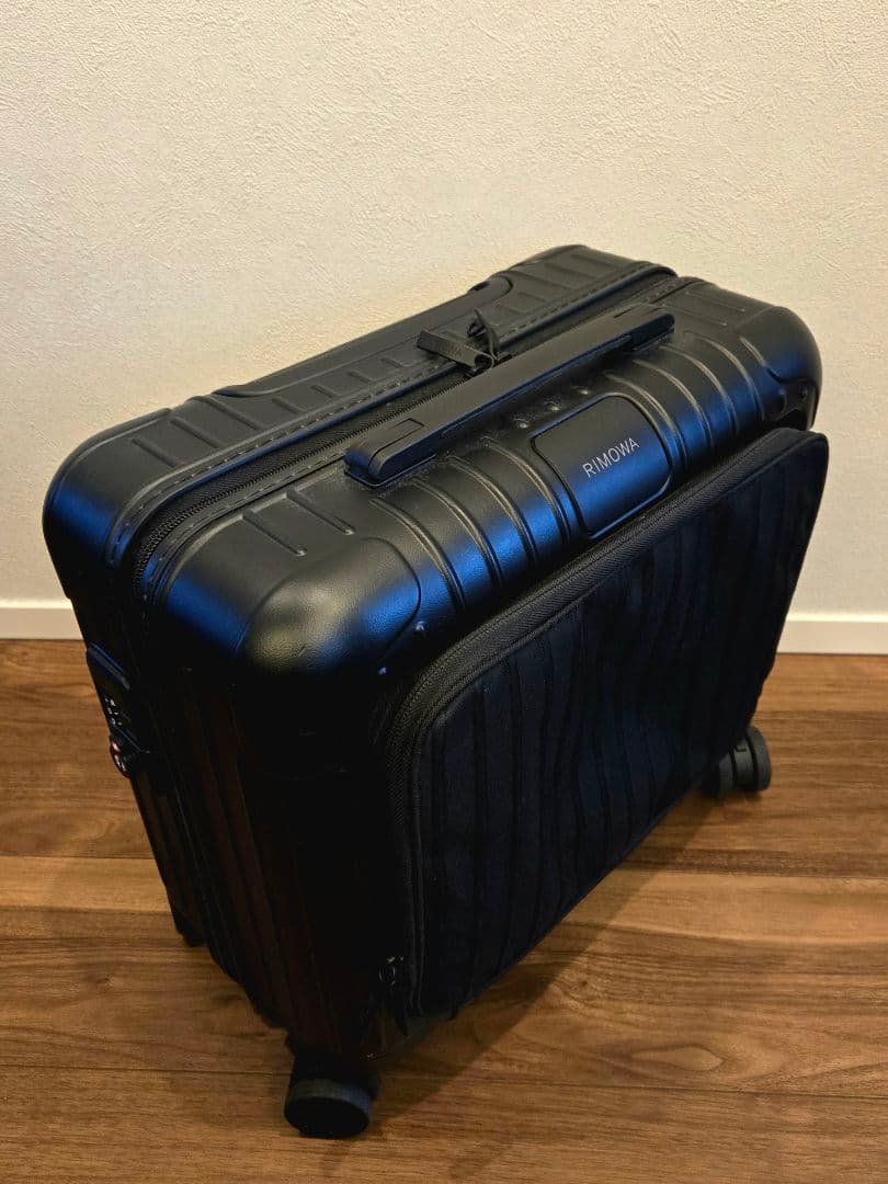 リモワ 極美品 Essential Sleeve コンパクト 黒