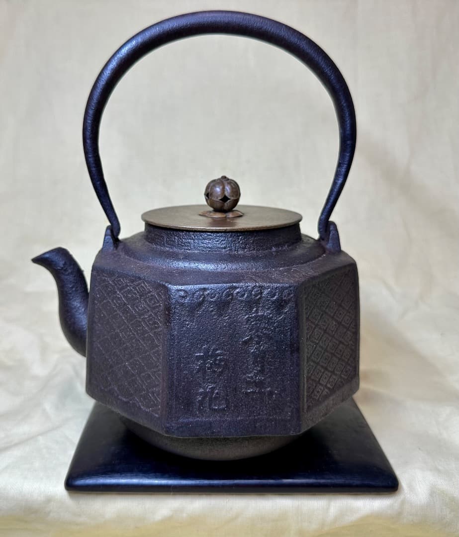 龍文堂」ハ角形鉄瓶・寒月梅花彫