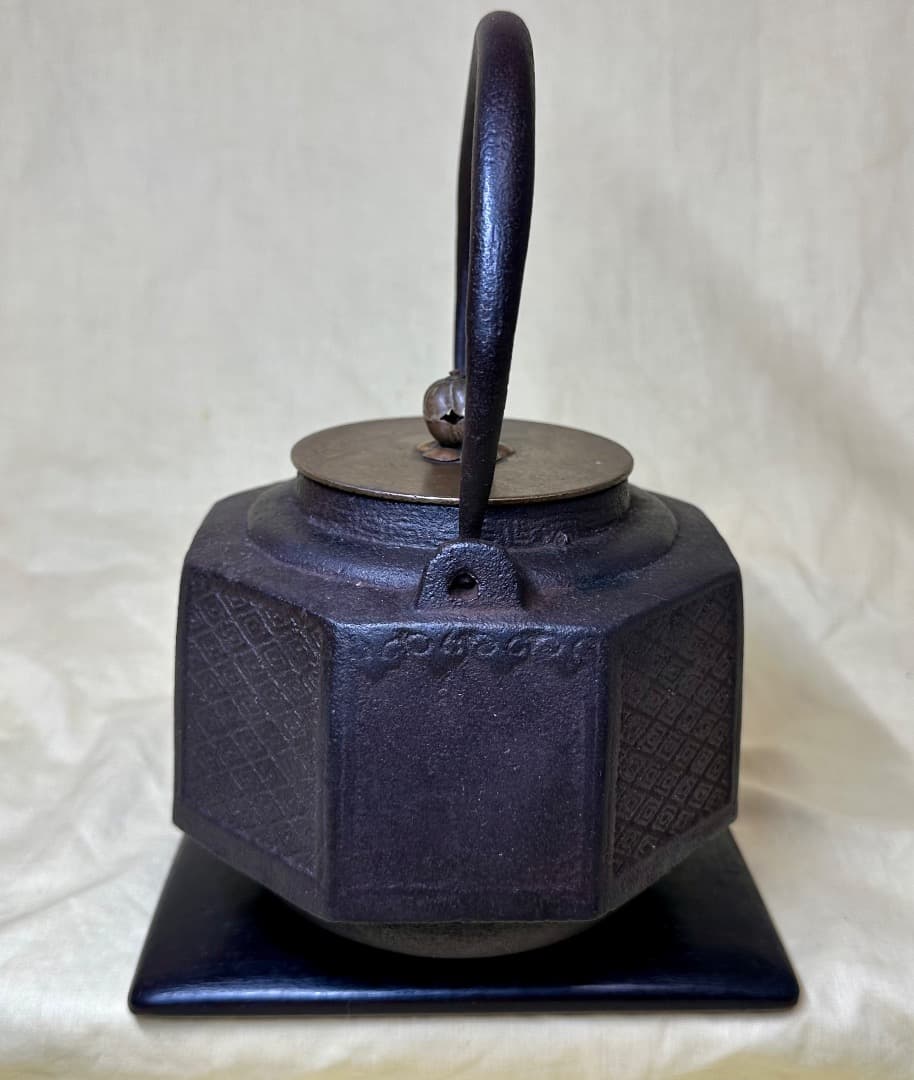 龍文堂」ハ角形鉄瓶・寒月梅花彫