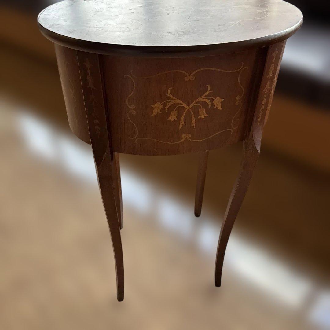 装飾的な木製サイドテーブル