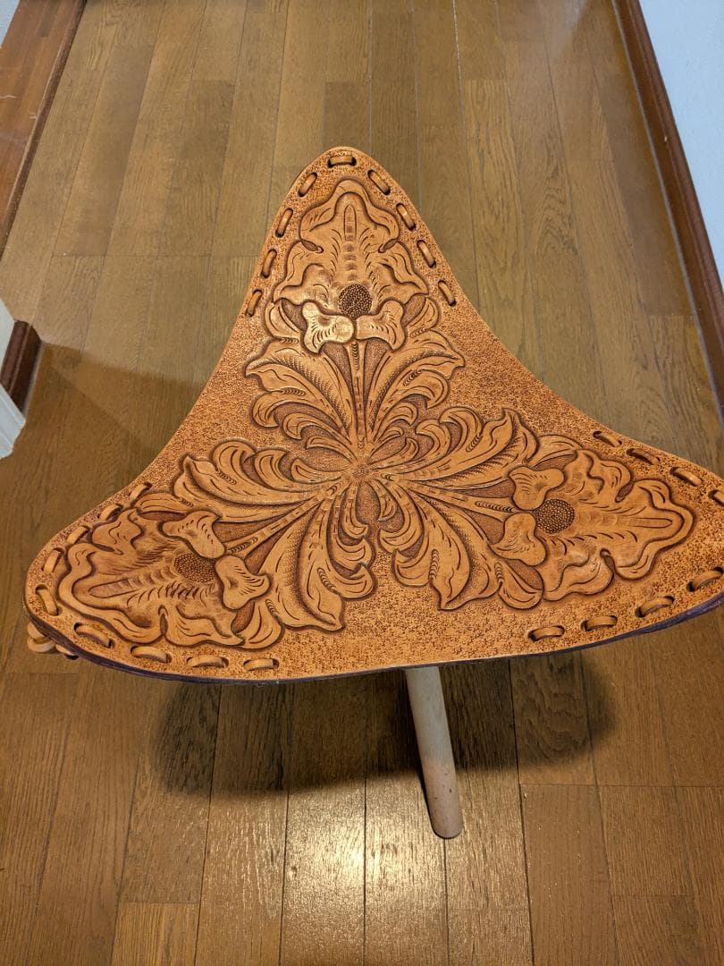 レザー彫刻スツール ハンティングチェア　ハンドメイド彫刻