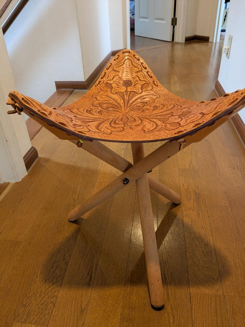 レザー彫刻スツール ハンティングチェア　ハンドメイド彫刻