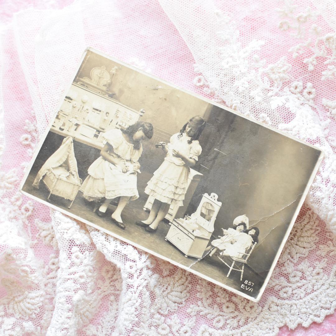 *アンティークポストカード　お人形の世界の中の少女たち