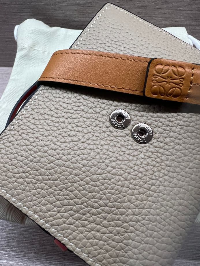 LOEWEロエベ 二つ折り財布 美品