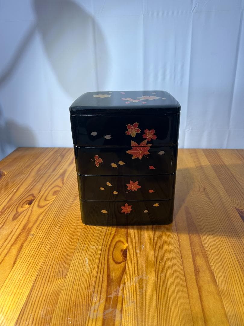 桜装飾の重箱 4つの内箱付き