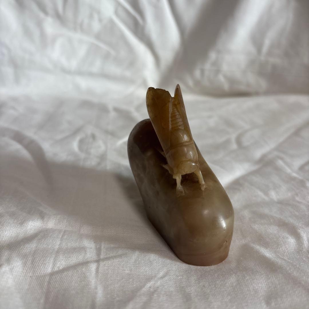 玉石製のセミの彫刻