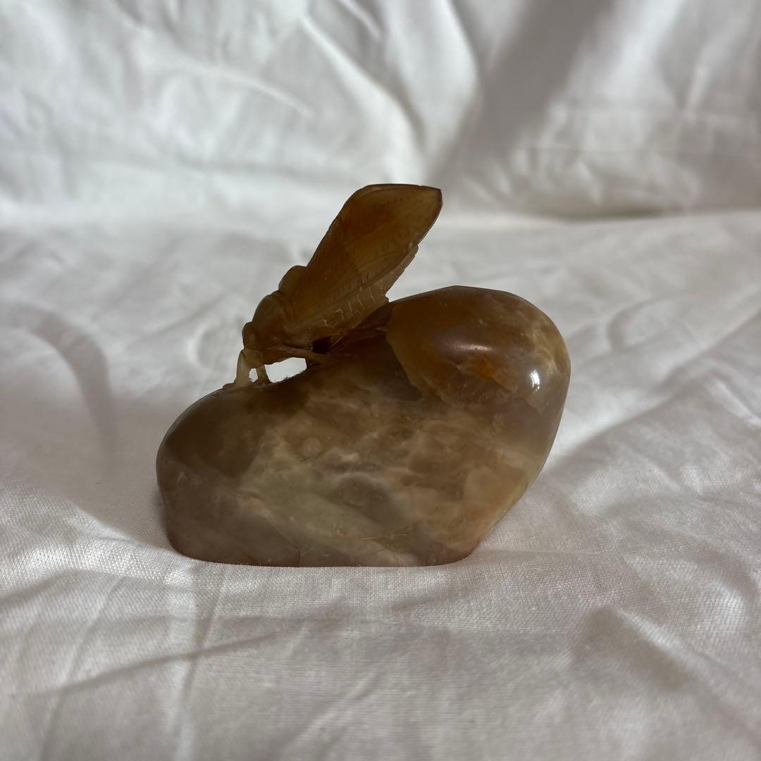 玉石製のセミの彫刻