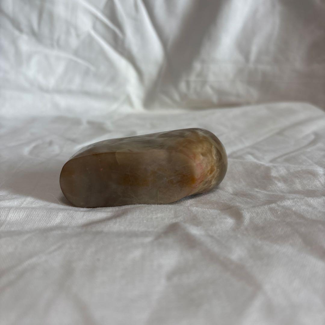 玉石製のセミの彫刻