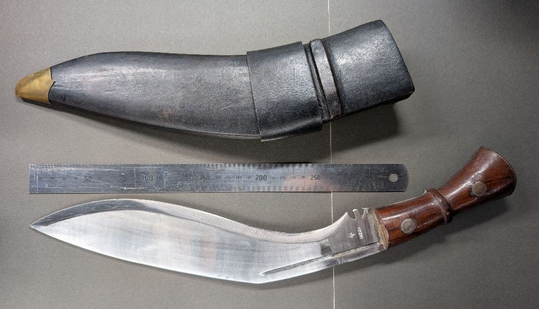 湾曲刃の刀と革製鞘グルカ兵ナイフ
