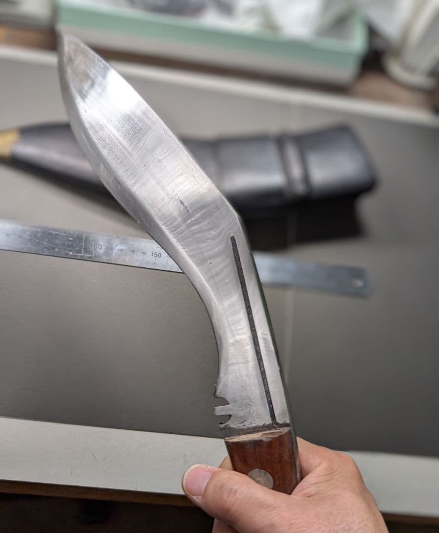 湾曲刃の刀と革製鞘グルカ兵ナイフ