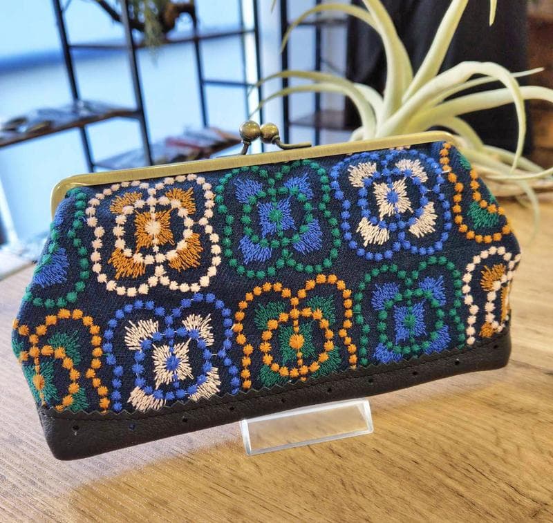 ミナペルホネン/本革　blemenブルーメン/がま口長財布薄型①