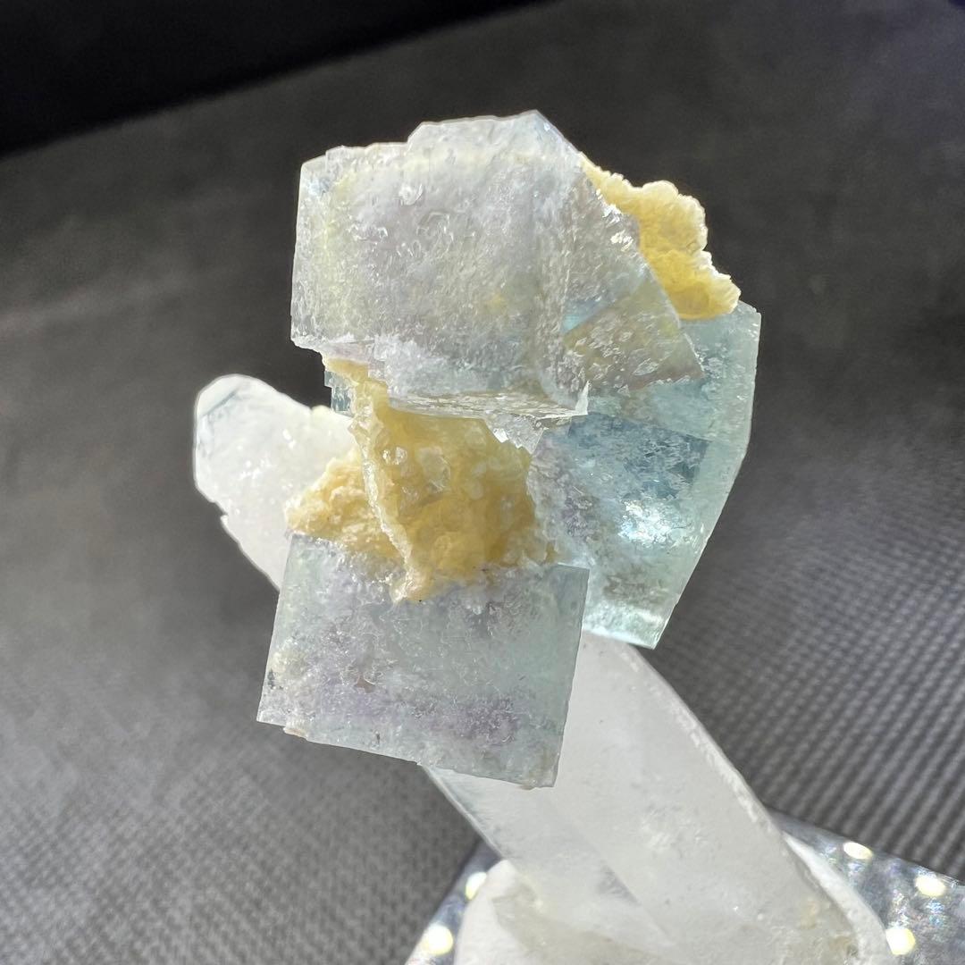 ヤオガンシャン産　クォーツ共生ライトブルーフローライト