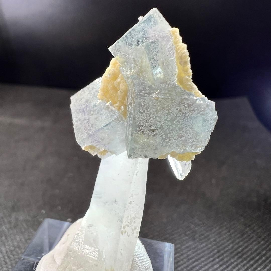 ヤオガンシャン産　クォーツ共生ライトブルーフローライト