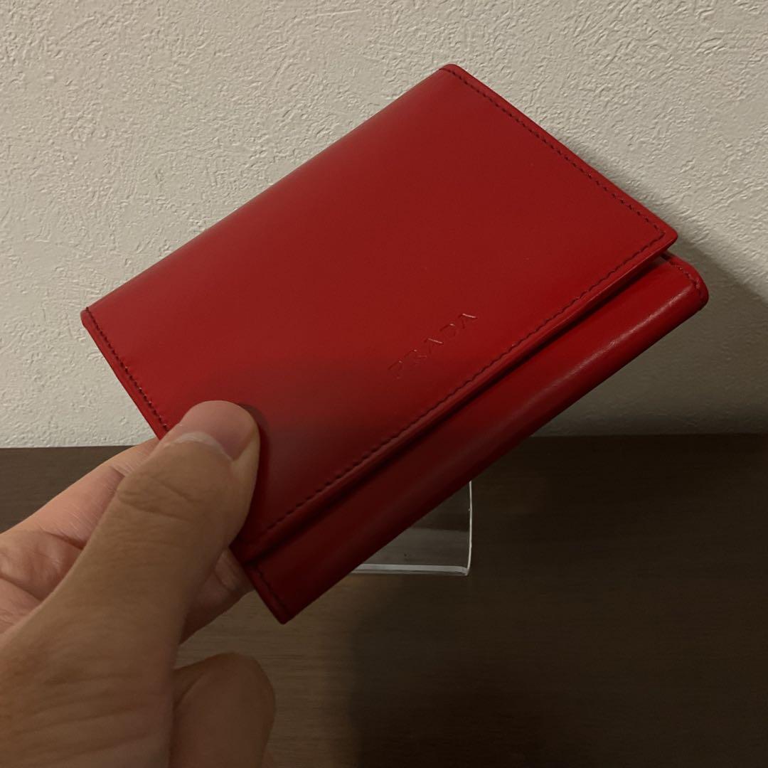 Mio 新品未使用 美品 プラダ レザー ロゴエンボス 折り財布