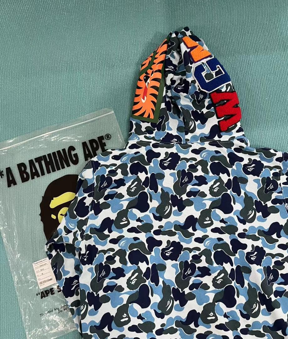未使用 A BATHING APE ライトブルーカモフラージュパーカーL