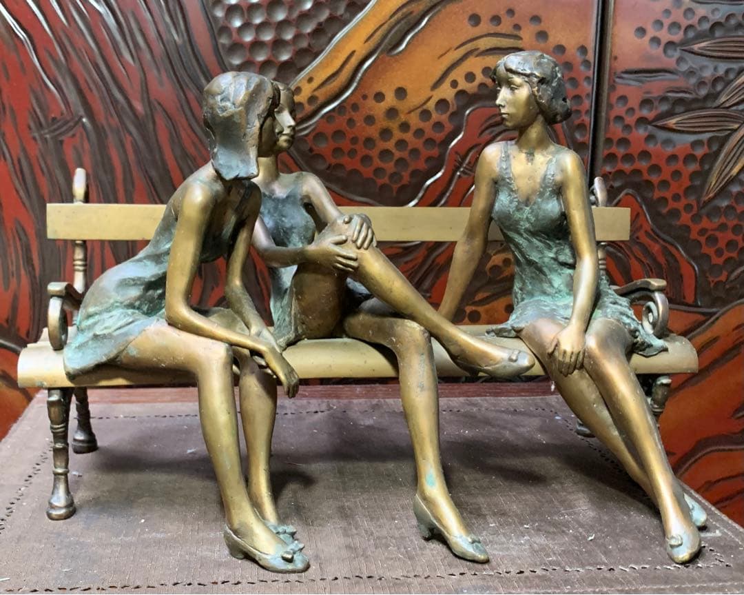 Laszlo Kutas 「長椅子で会話を楽しむ3人の娘」