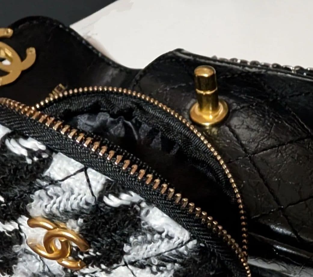 CHANEL ショルダーチェーン付きスマホホルダー& ミニポーチ