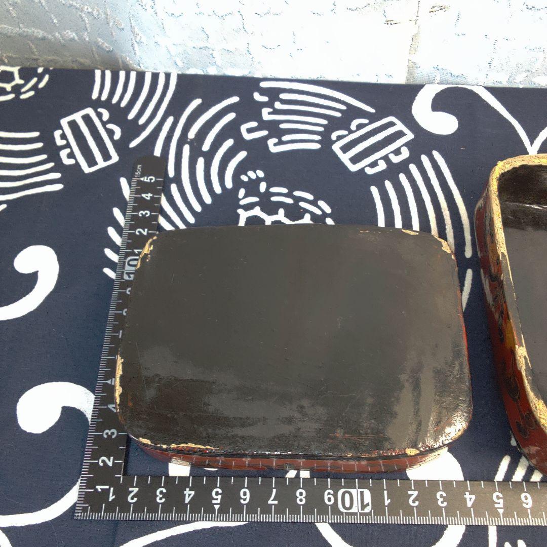 中国美術 骨董 赤い漆器 花柄 小箱イタミあります。
