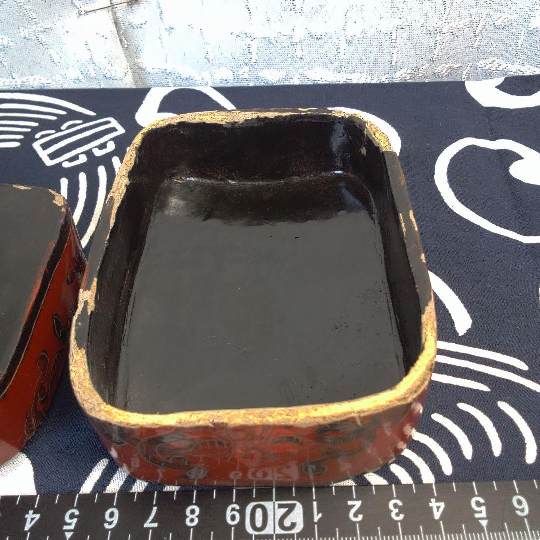 中国美術 骨董 赤い漆器 花柄 小箱イタミあります。