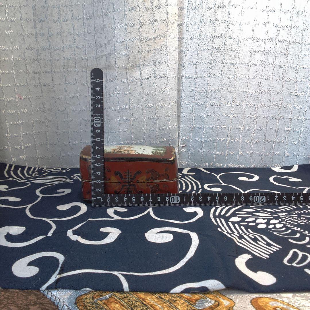 中国美術 骨董 赤い漆器 花柄 小箱イタミあります。