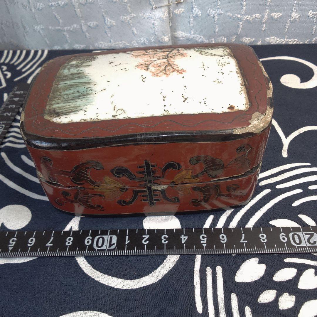 中国美術 骨董 赤い漆器 花柄 小箱イタミあります。