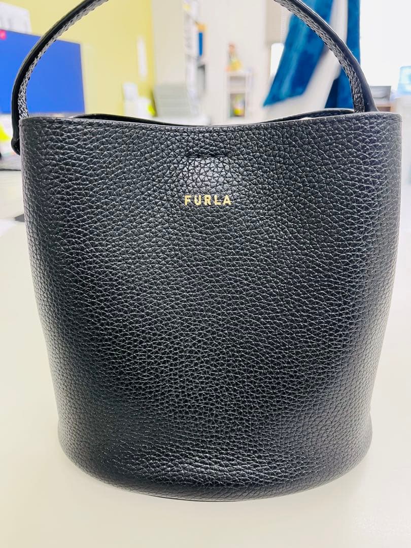 FURLA ブラック レザーバケットバッグ