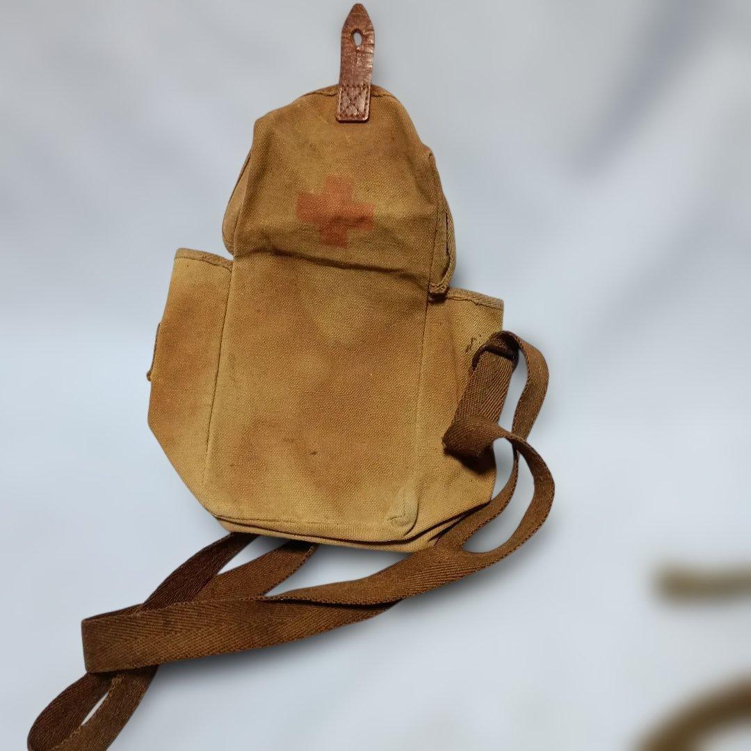 日本海軍救急嚢1型、2型と水筒セット（実物)