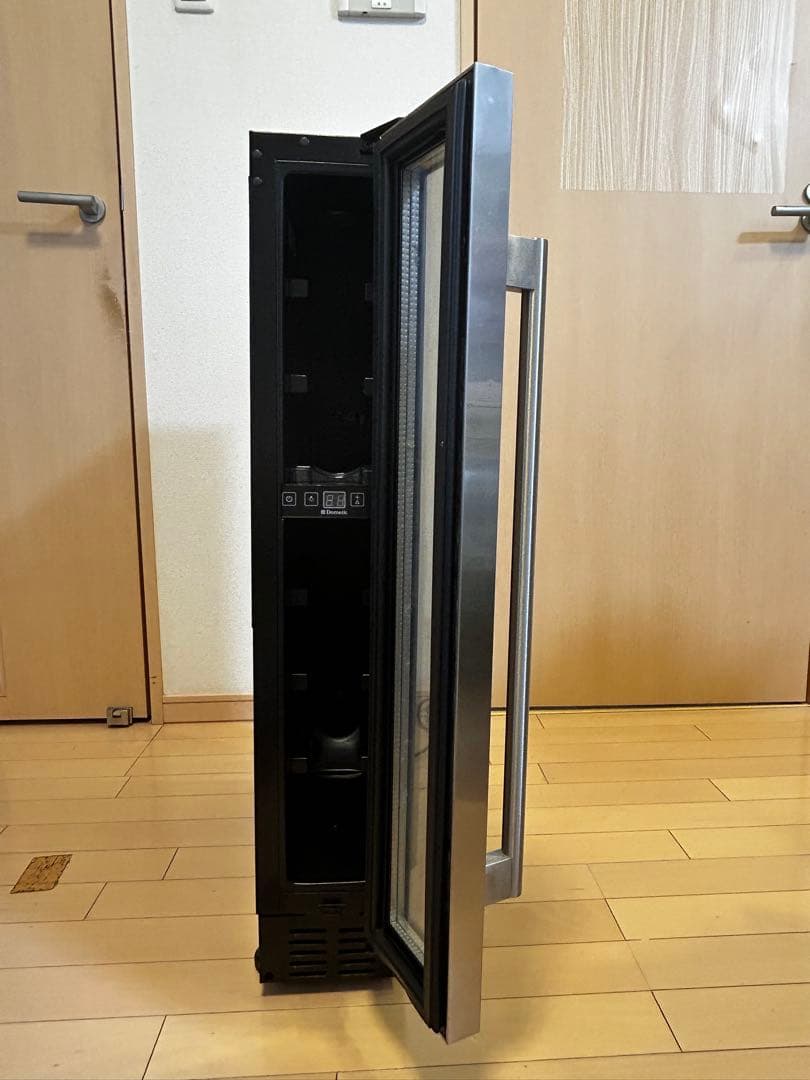 Dometic スリムタワーワインセラー（右開き） ST7