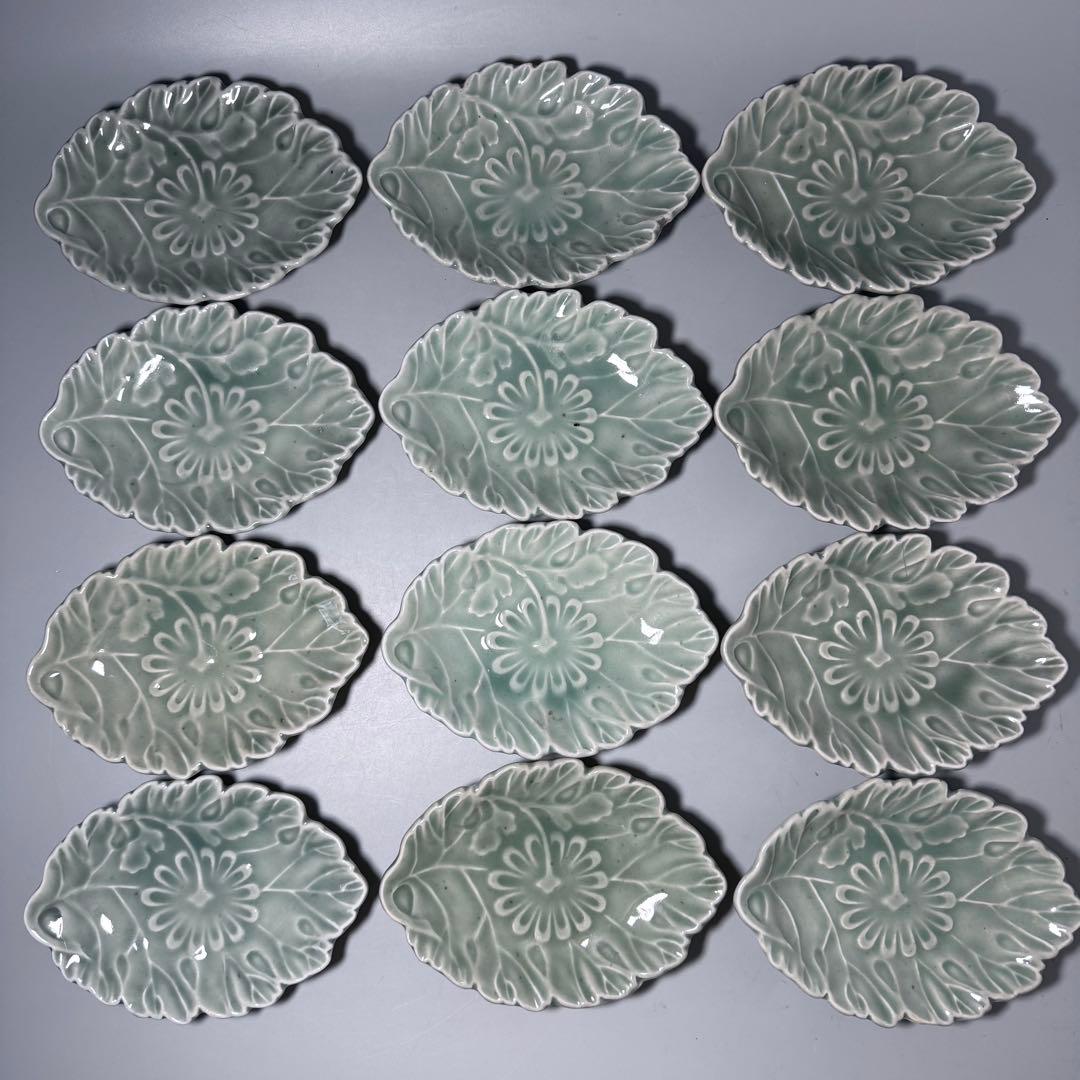 幕末〜明治　鍋島青磁　花文様陽刻葉形皿　12枚　料理屋　古器を楽しむ