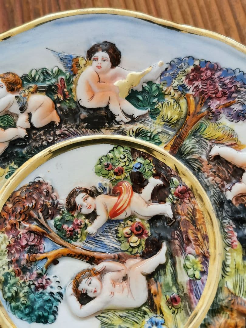 アンティーク イタリア カポデモンテ ハンドペイント エンボス装飾絵皿 天使子供