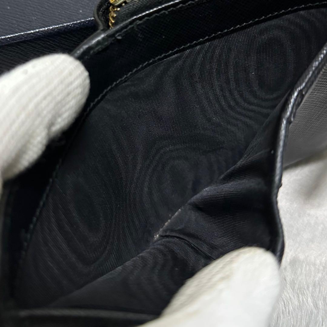 PRADA プラダ　折り財布　ラウンドファスナー　ロゴ金具　サフィアーノレザー