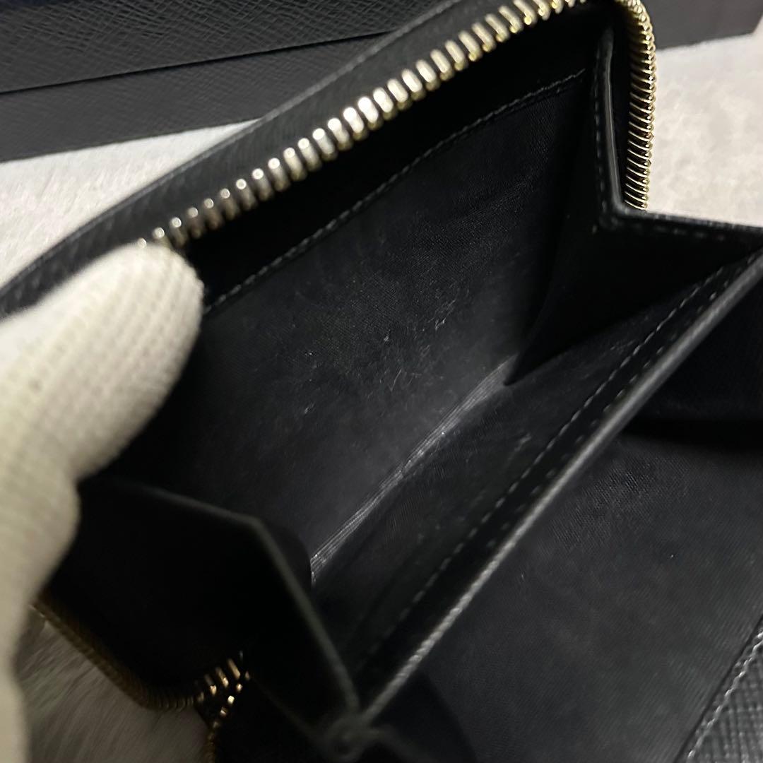 PRADA プラダ　折り財布　ラウンドファスナー　ロゴ金具　サフィアーノレザー