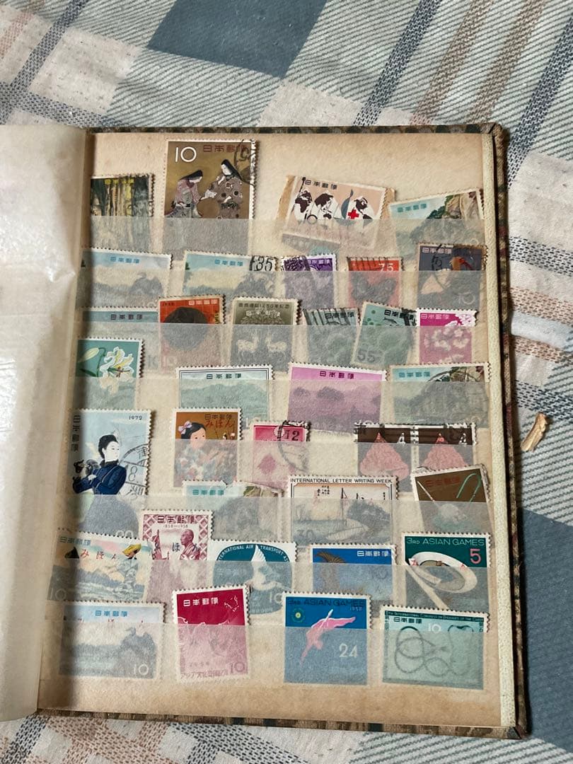 日本の切手／使用済み　写楽など海外切手、みほん切手を含む。202枚。