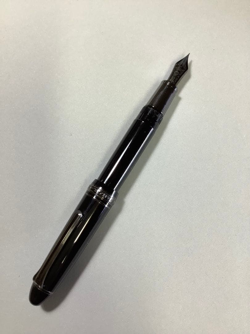 セーラーの万年筆　ブラックラスター　ペン先: EF 【不良個所あり】