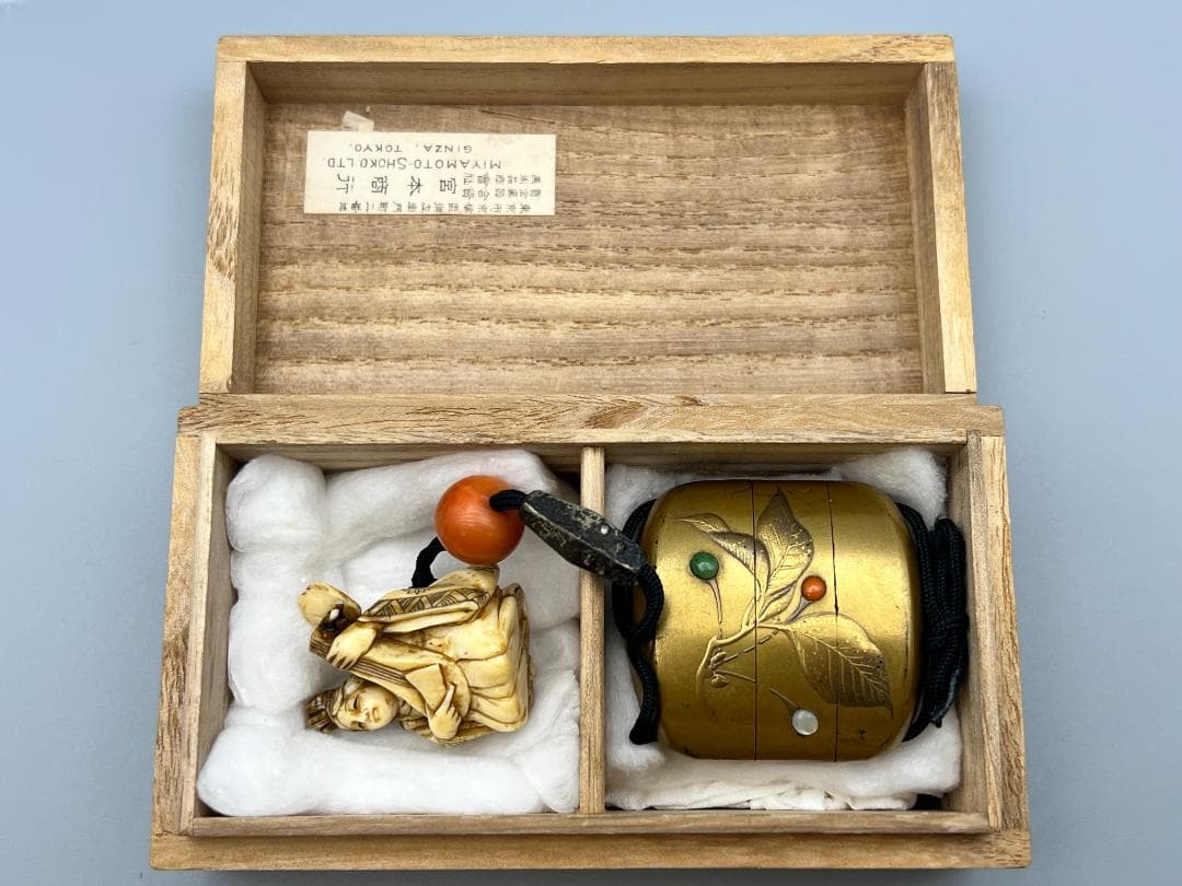 蒔絵三段印籠 在銘 花草蒔絵 金梨地 珊瑚翡翠真珠象嵌 牙根付 本珊瑚 緒締