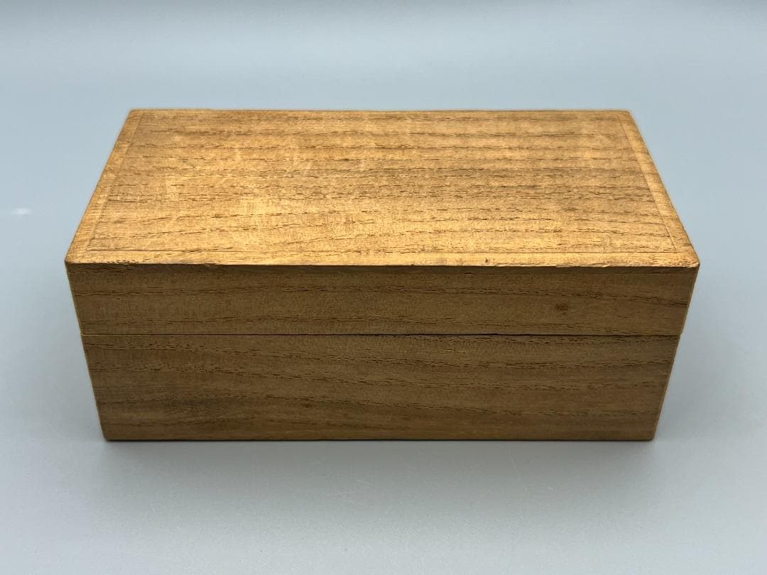 蒔絵三段印籠 在銘 花草蒔絵 金梨地 珊瑚翡翠真珠象嵌 牙根付 本珊瑚 緒締