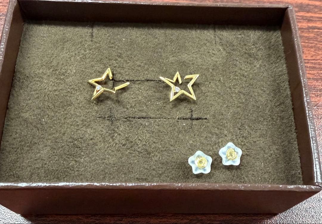 K18イエローゴールド 星型ピアス　オレフィーチェ
