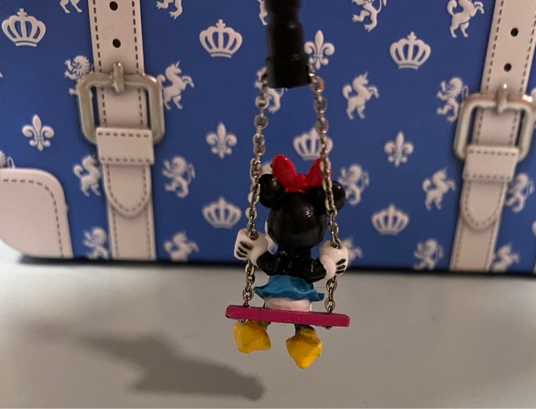 揺れる　ブランコに乗ったミニーマウス　Disney チャーム　飾り　携帯
