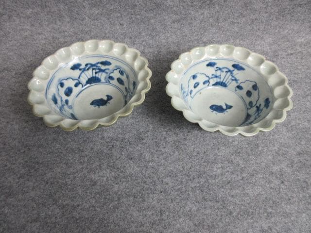 三田焼青磁陰刻唐人図輪花小鉢2個 [B25624]