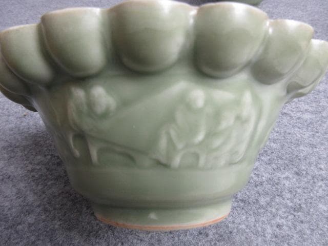 三田焼青磁陰刻唐人図輪花小鉢2個 [B25624]