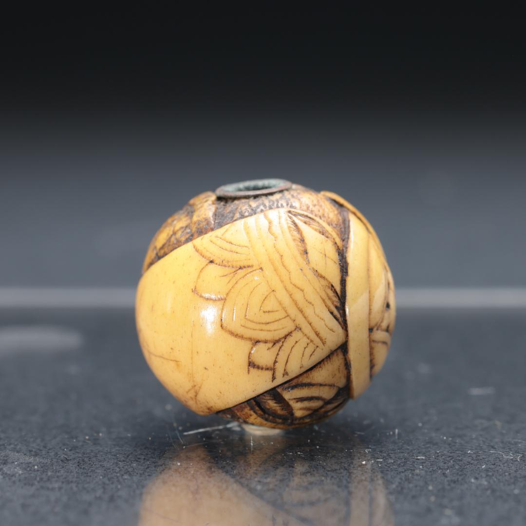 緒締め玉　花菱文様　鹿角　骨董　胴乱　印籠 　R1447