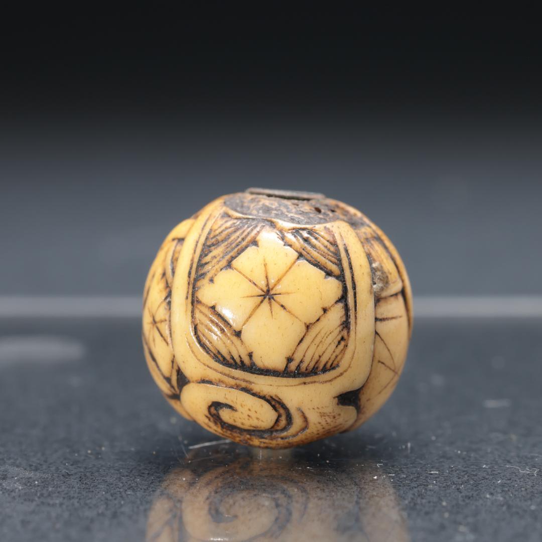 緒締め玉　花菱文様　鹿角　骨董　胴乱　印籠 　R1447