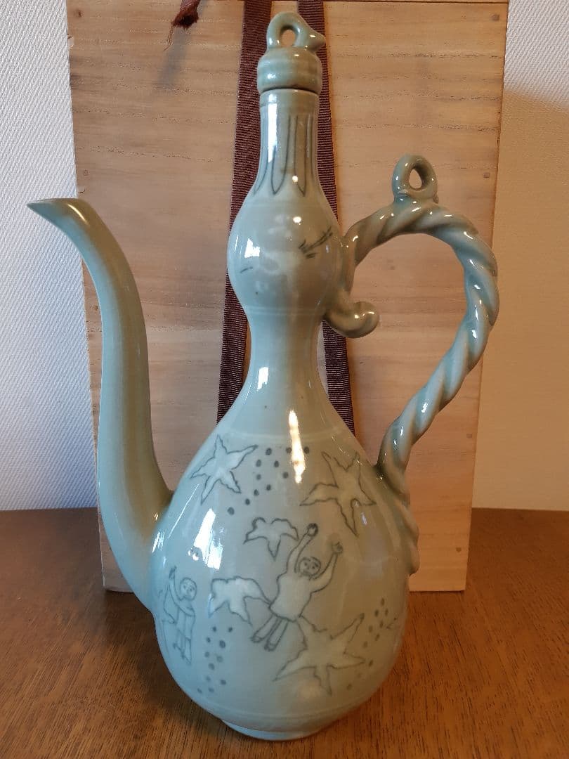 魅力的な陶器の水差し(水注)