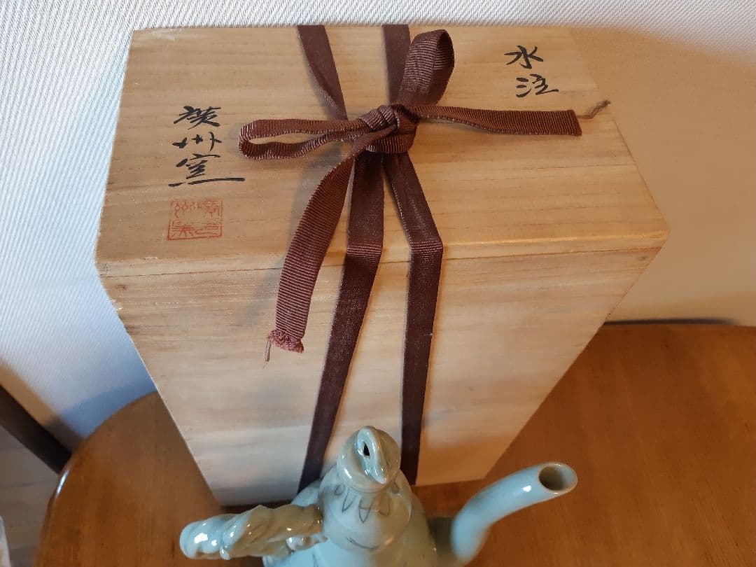 魅力的な陶器の水差し(水注)