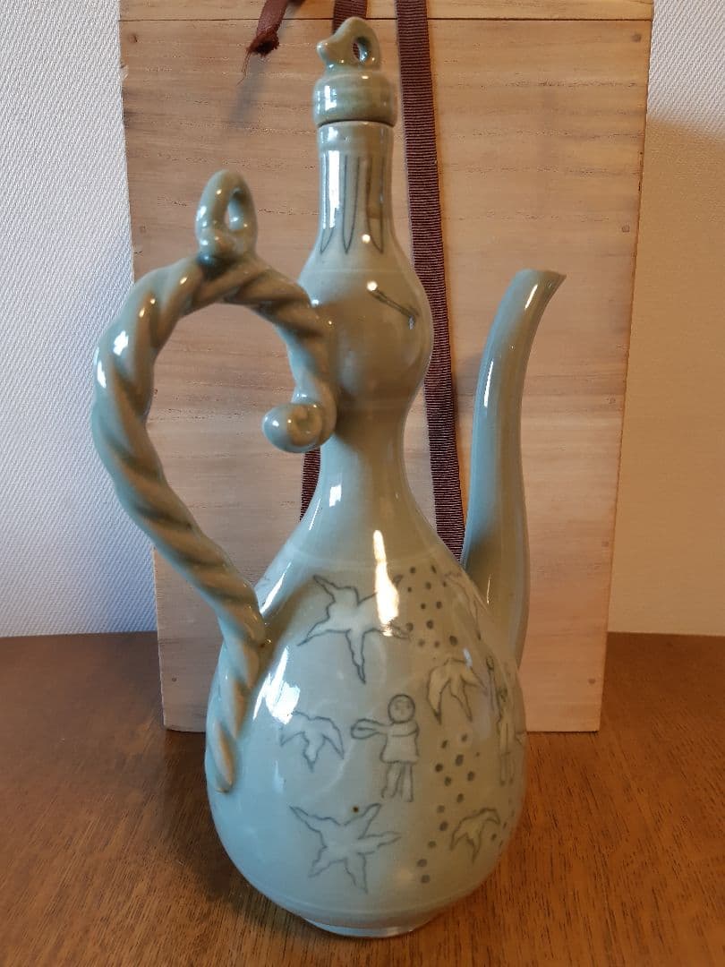 魅力的な陶器の水差し(水注)